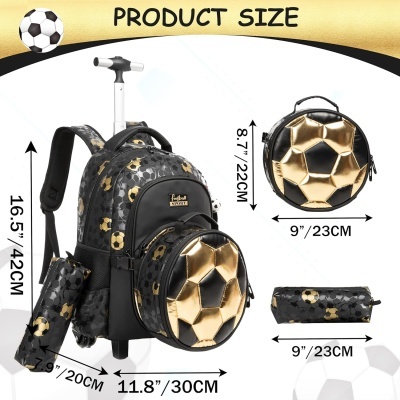 Conjunto mochila com rodinhas, lancheira e estojo com padrão de bolas de futebol douradas e pretas, medidas indicadas.