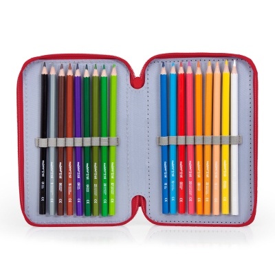 Estojo aberto com 18 lápis de cor variados em capa vermelha