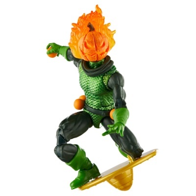 Figura de ação com cabeça de abóbora laranja flamejante e corpo escamoso verde e preto.