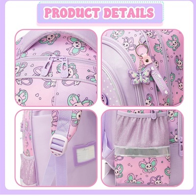 Mochila rosa e lilás com padrão de borboletas e chaveiro de borboleta