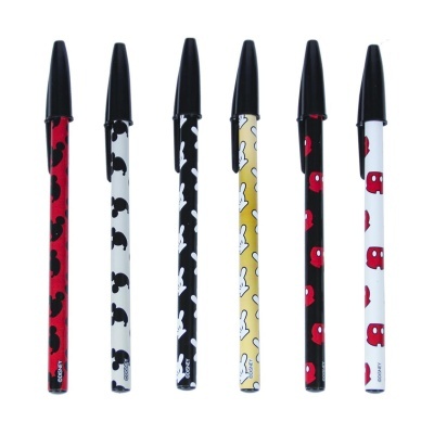 Seis canetas finas com tampas pretas e padrões de silhuetas e flores em várias cores.