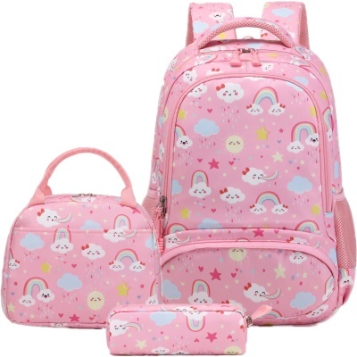 Conjunto rosa de mochila, bolsa e estojo com padrões coloridos de nuvens, arco-íris e estrelas.