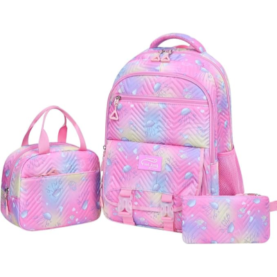 Conjunto de mochila, saco térmico e estojo rosa com padrão colorido e detalhes de folhas