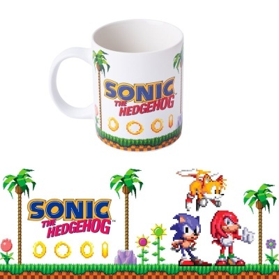 Caneca branca com design retro do jogo Sonic the Hedgehog com personagens e elementos pixelizados.