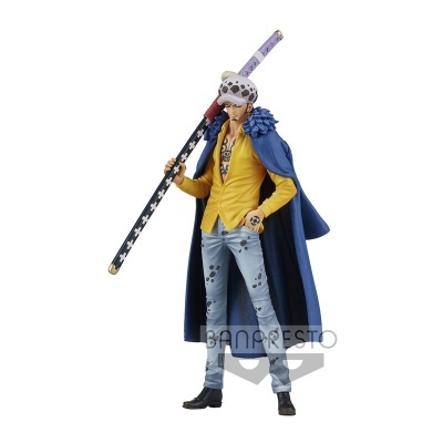 Figura de ação BANPRESTO com personagem de roupa colorida e capa azul