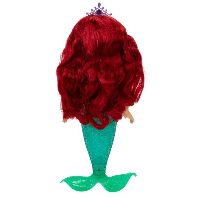 Boneca sereia com cauda verde e cabelo vermelho vista de costas