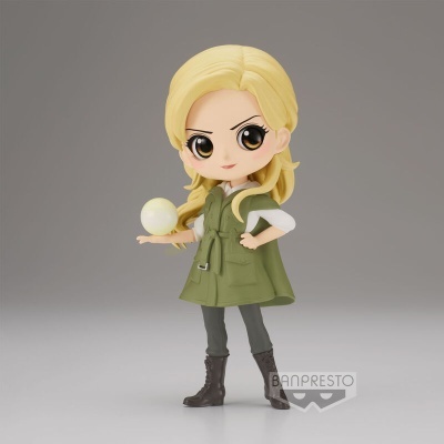 Figura colecionável da personagem Luna Lovegood com vestido verde e botas pretas