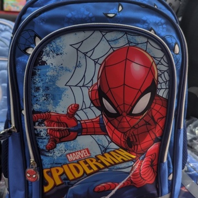 Mochila azul com imagem do Spider-Man da Marvel