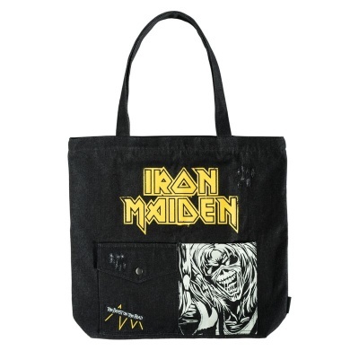 Mala tote preta com estampa Iron Maiden amarelo e imagem assustadora preto e branco