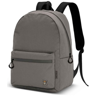 Mochila cinzenta com bolso frontal, alças pretas e logótipo de caveira no bolso.