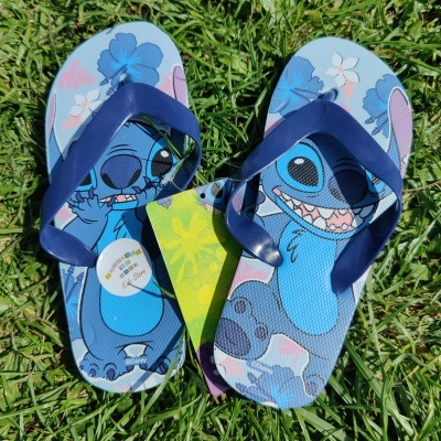 Chinelos azuis com desenho do Stitch em relva verde