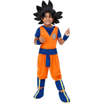 Criança com fantasia do personagem Goku em tecido laranja e azul, com símbolo, luvas, botins e peruca preta espetada
