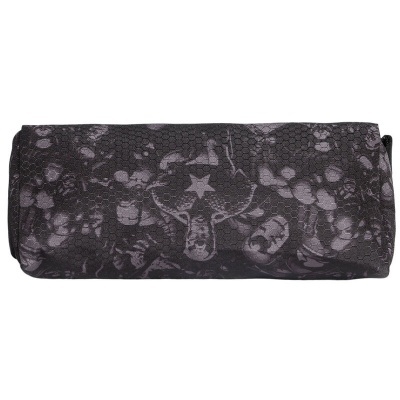 Estojo preto com padrão de texturas e estrela central