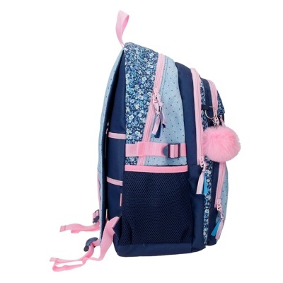 Mochila azul e rosa com padrão floral e pompom cor de rosa