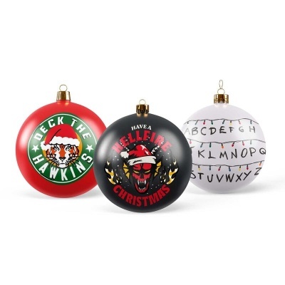 Três bolas de Natal decorativas com textos e desenhos temáticos em vermelho, preto e branco