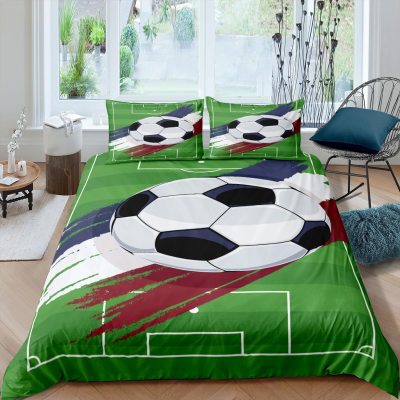 Cama com edredão e fronhas de futebol verde com bola preta e branca