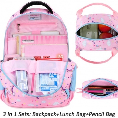 Conjunto rosa mochila, lancheira e estojo com padrões de nuvens e estrelas