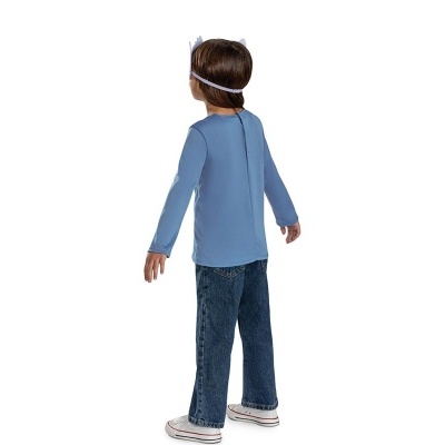 Criança de costas a usar camisola azul de manga comprida e calças de ganga
