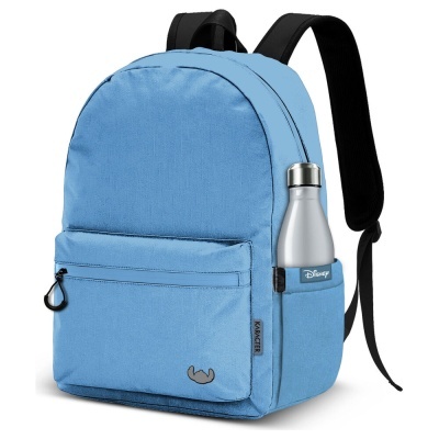 Mochila azul clara com bolso frontal e bolso lateral com garrafa metálica.