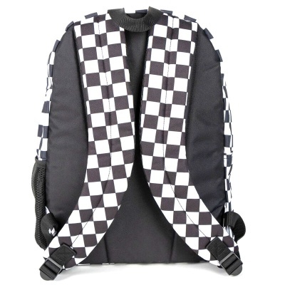 Mochila preta com alças pretas e brancas em padrão de tabuleiro de xadrez