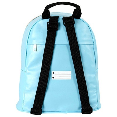 mochila azul clara com alças pretas e etiqueta branca