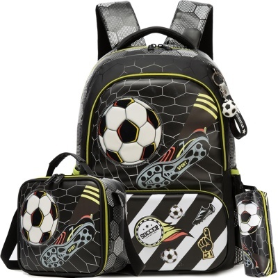 Mochila preta com tema de futebol, estojo e saco térmico com padrões de bolas e chuteiras.