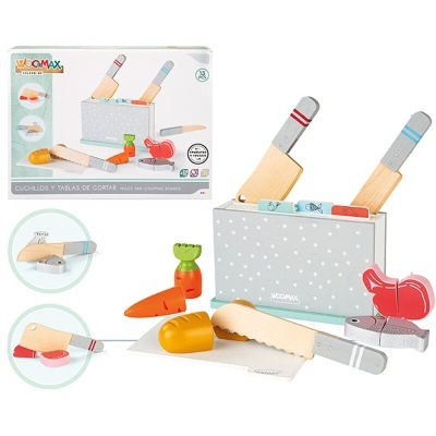 Brinquedo de facas e tábuas de cortar em madeira com legumes e pão para cortar, com embalagem ao fundo.