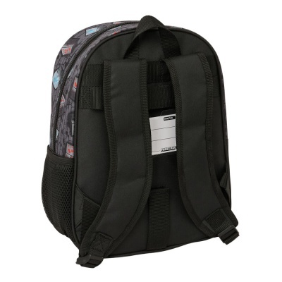 Mochila preta com alças acolchoadas e etiquetas com texto