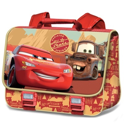 Mochila escolar vermelha e bege com personagens de Cars e texto 'RADIATOR SPRINGS'