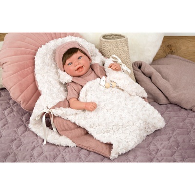 Boneca bebé num saco de dormir branco felpudo