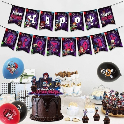 Decoração de festa de aniversário com faixa colorida e bolos na mesa