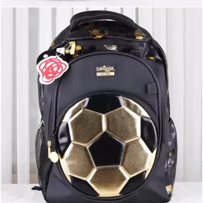 Mochila preta com bola de futebol dourada em relevo frente