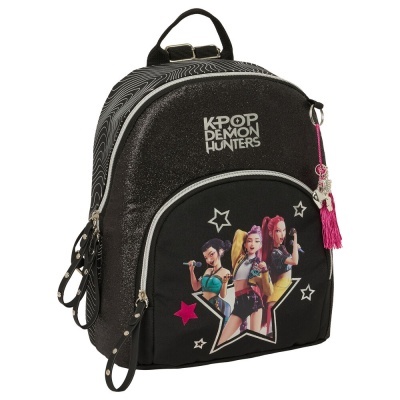 Mochila preta com personagens femininas em pose de canto e texto K-POP DEMON HUNTERS