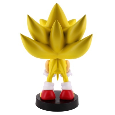 Figura de vinil com cabelo amarelo espetado e sapatos vermelhos vista de costas