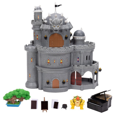 Castelo de brinquedo cinzento com acessórios em miniatura no branco