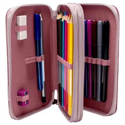 Estojo rosa aberto com lápis de cor e canetas organizadas no interior