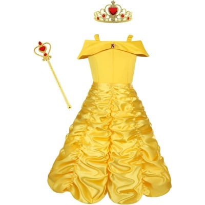 Vestido amarelo princesa com coroa e cetro em fundo branco