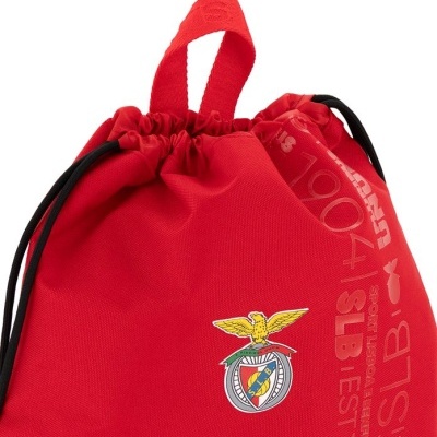 Mochila saco vermelha com logotipo do SL Benfica e cordões pretos.