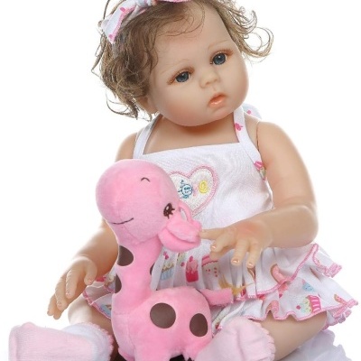 Boneca realista com vestido branco e rosa e brinquedo girafa cor-de-rosa