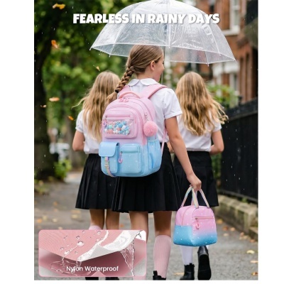 Mochila e bolsa térmica impermeáveis rosa e azul usados por criança sob guarda-chuva transparente na rua