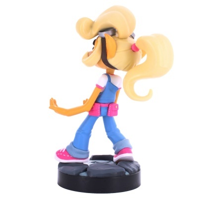 Figura de personagem feminina estilizada com cabelo loiro e macacão azul em base preta