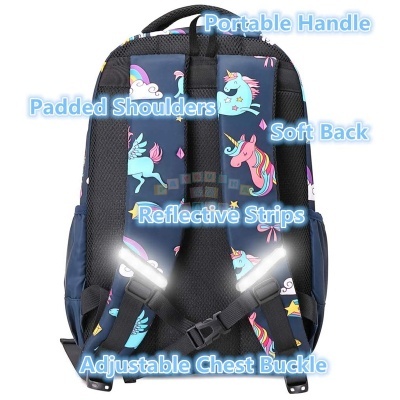 Mochila azul escura com estampado de unicórnios coloridos e alças acolchoadas