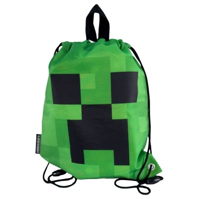 Mochila saco verde com rosto pixelizado preto e etiqueta Minecraft.