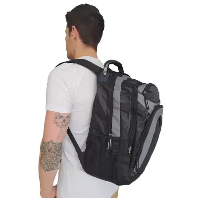 mochila preta e cinzenta com alças ajustáveis em pessoa com t-shirt branca