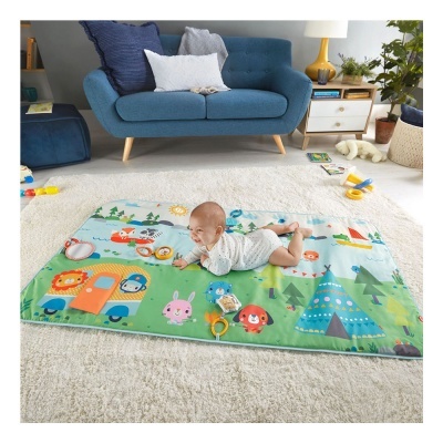 Tapete infantil colorido com desenhos de animais numa sala com sofá azul e carpete clara