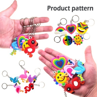 Porta-chaves coloridos de borracha com desenhos de flamingos, corações arco-íris, sol sorridente, arco-íris e unicórnios.
