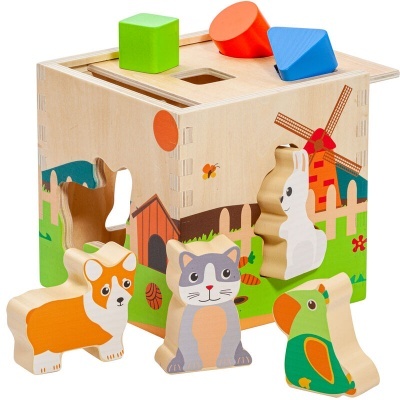 Brinquedo de madeira para encaixar formas e figuras de animais coloridas.