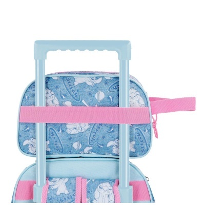 Mochila azul claro com padrões de Stitch e alça rosa entre pega de mala