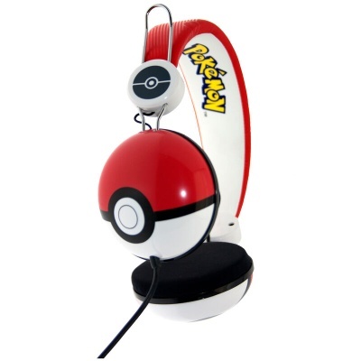 Auscultadores Pokémon com design de pokébola e faixa vermelha com logo Pokémon
