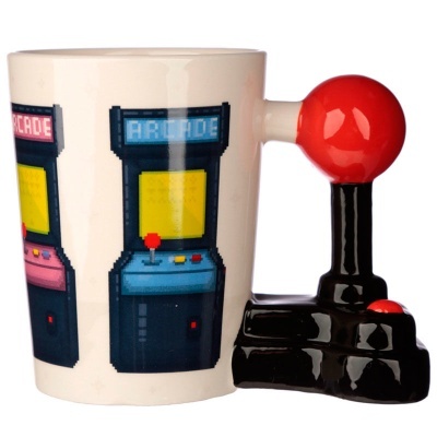 Caneca com desenho arcade e pega joystick vermelho e preto